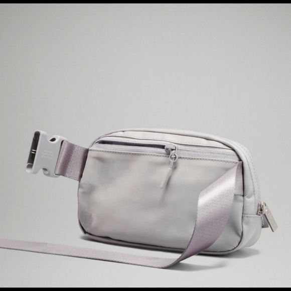 Lululemon 🍋 Everywhere Belt Bag NWT ((SILVER DROP)) - Picture 2 of 3